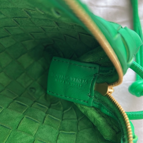 Bottega Veneta Loop Mini Intrecciato Leather Shoulder bag in Bottega Green - Picture 7 of 11